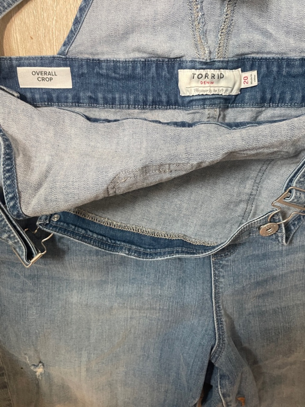 Torrid Light Wash Denim Women's Cropped Overalls with Adjustable Straps 20 - Picture 2 of 7